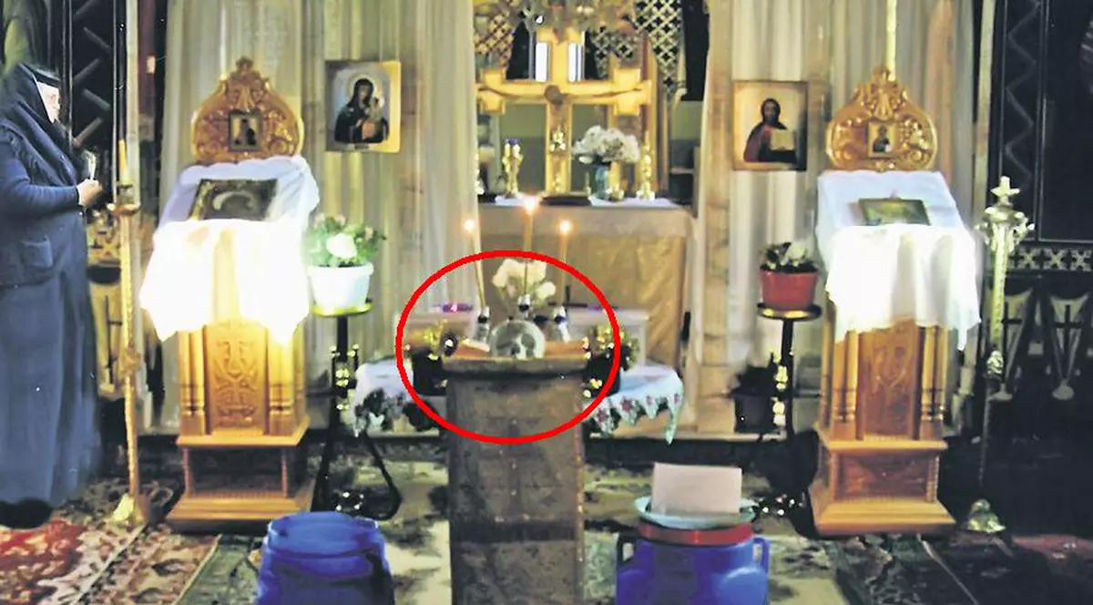 Scandal în Mehedinţi: O călugăriţă sfinţeşte apa cu craniul