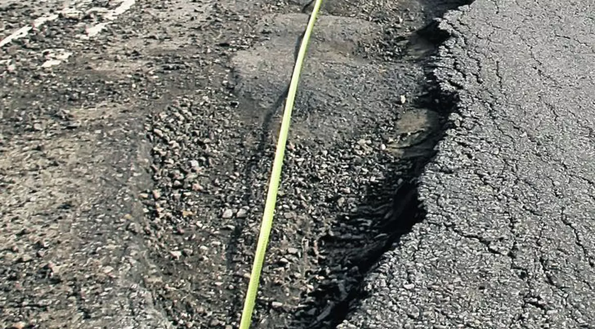 Uite craterul de 6 metri de pe autostradă! 