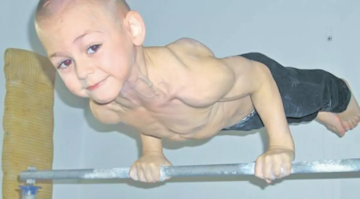 Tatăl "Micului Hercule" îl exploatează pentru bani