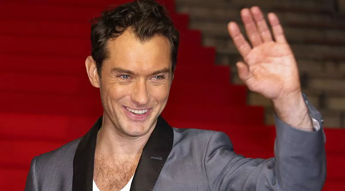 Jude Law şi-a văzut fiica de 5 luni, în prezenţa avocaţilor