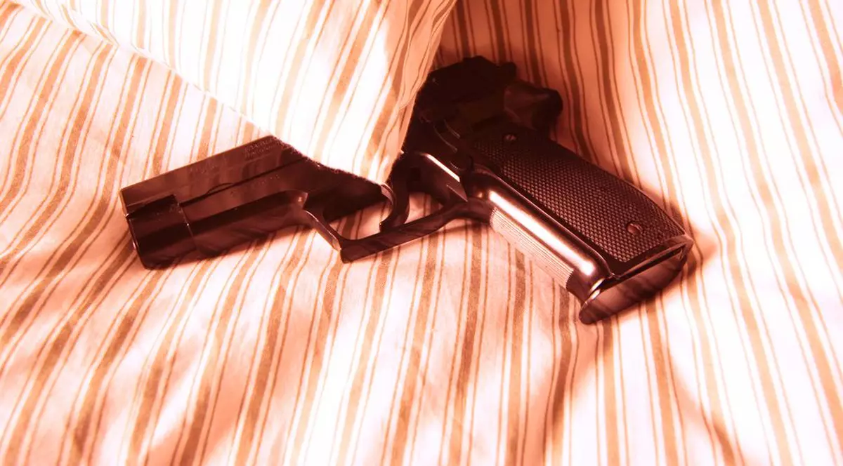 Un pacient de 85 de ani a împuşcat un asistent medical