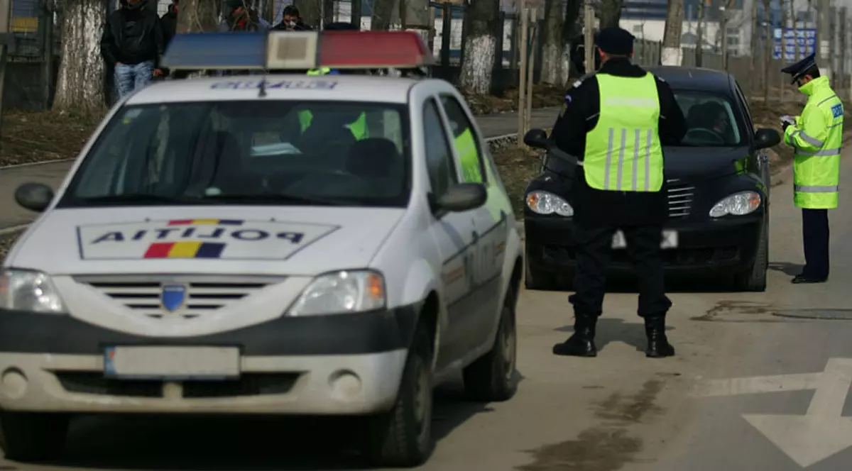 Poliţişti ridiculizaţi de un şofer de 20 de ani, beat şi fără permis