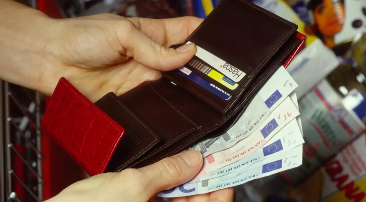 A vrut să golească un cont bancar cu acte false