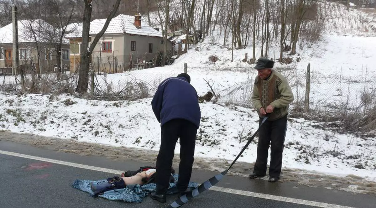 Copil de 7 ani, călcat de o maşină în timp ce cerşea