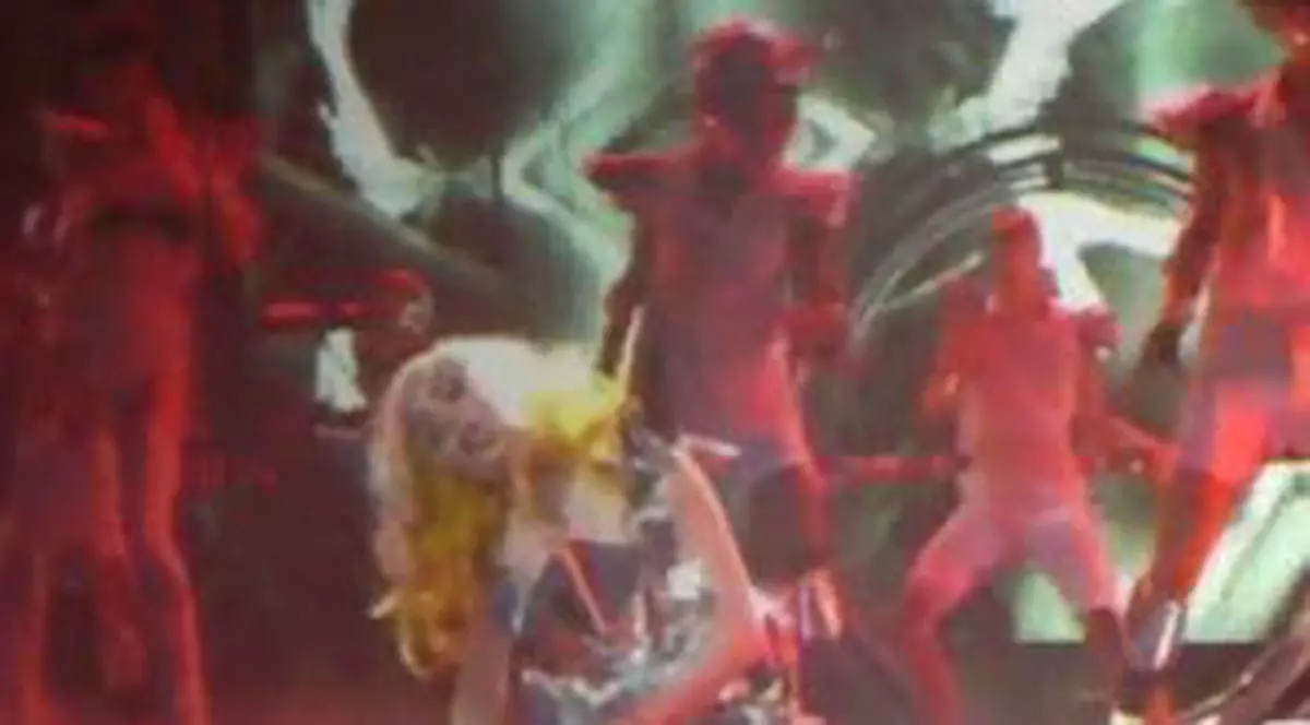 Video / Lady Gaga, la un pas să leşine pe scenă