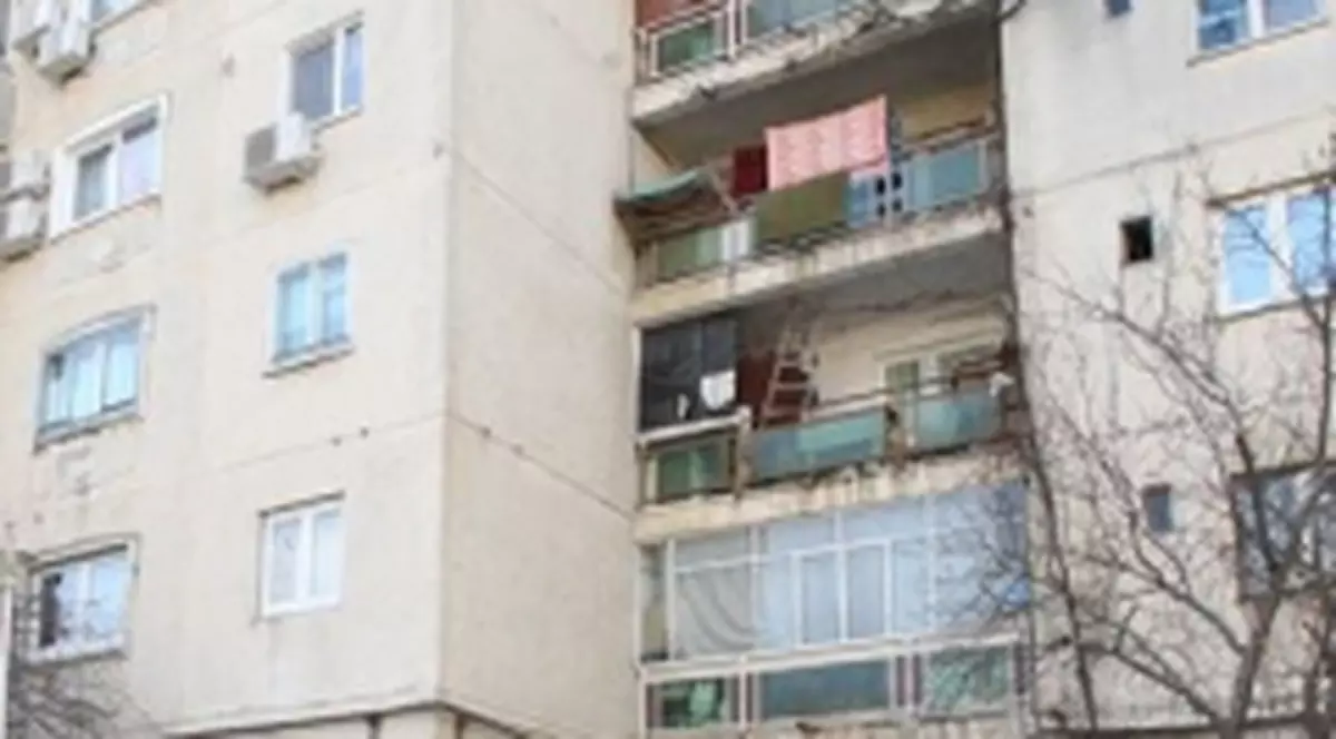 O femeie bolnavă de cancer s-a aruncat de la etajul cinci