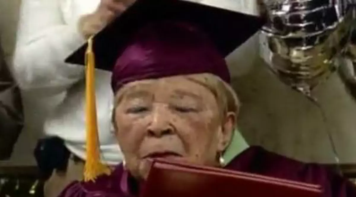 Video / A absolvit liceul la ...98 de ani