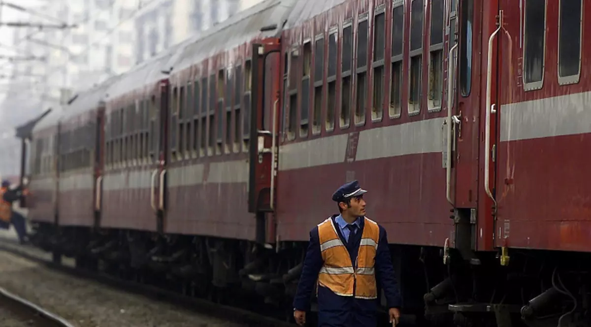 A sărit dintr-un tren aflat din mers