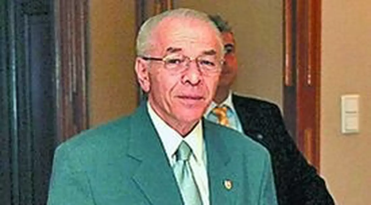 Văcăroiu se simte bine şi s-a ridicat din pat