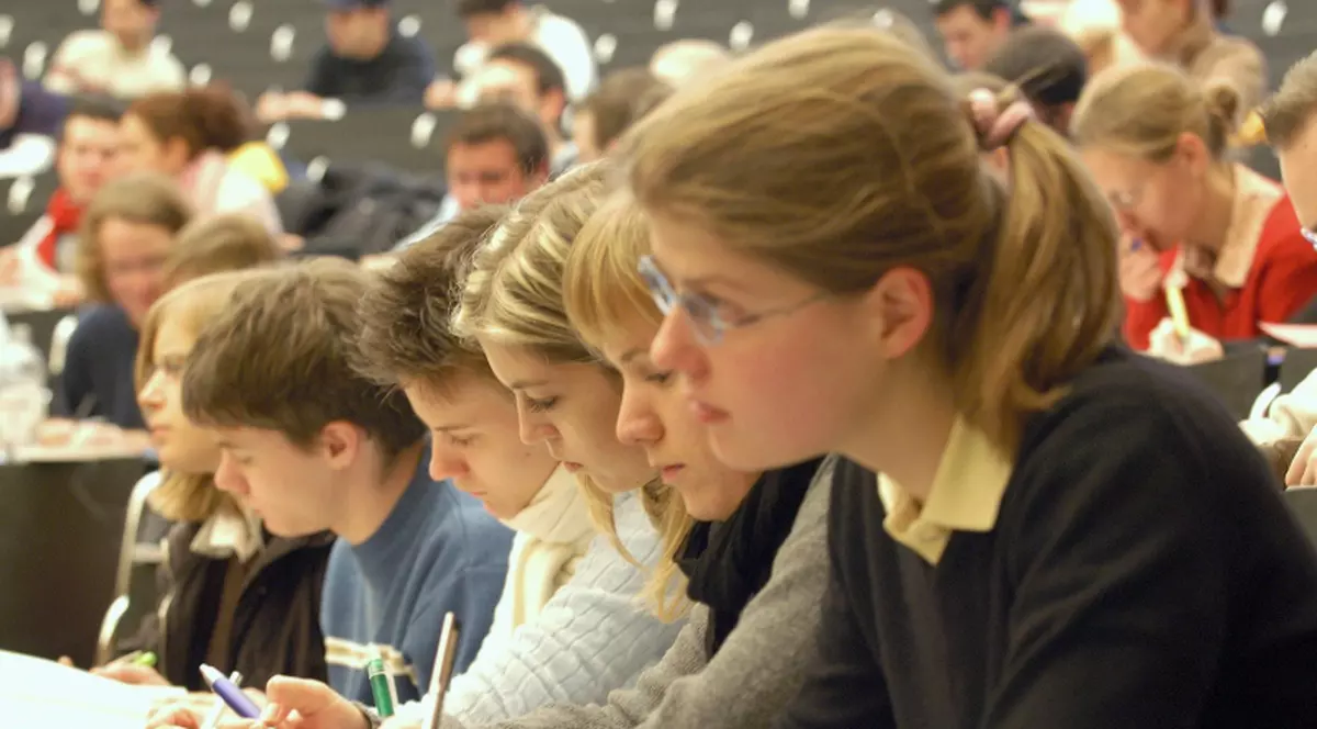 Tot mai mulţi români vor să studieze în Anglia