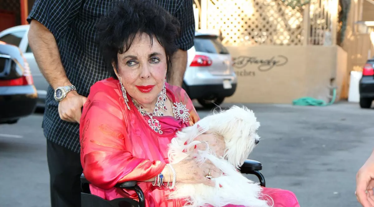 Elizabeth Taylor a suferit peste 100 de operaţii