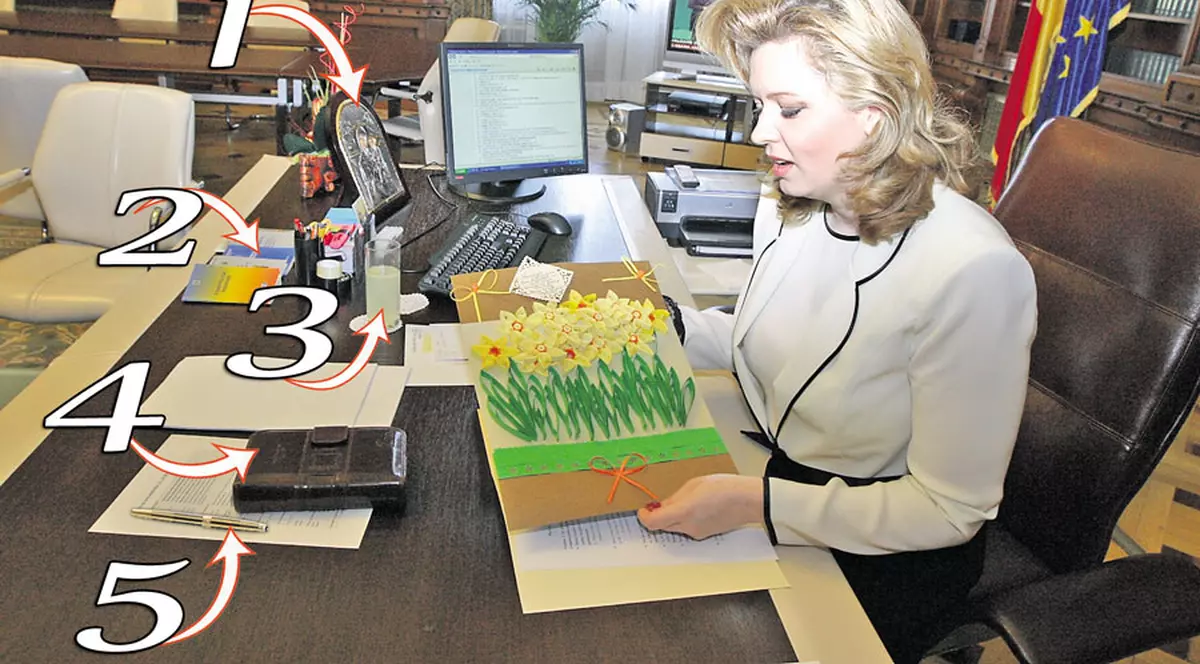 Ne-am băgat nasul în biroul Robertei!