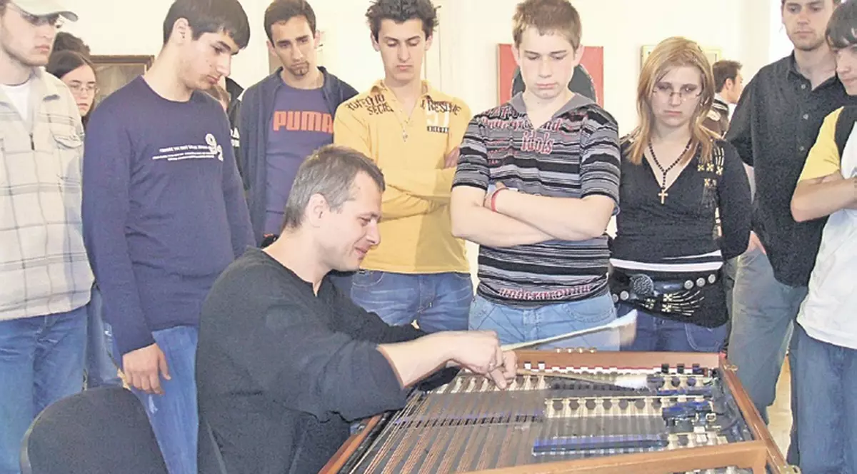 Video / Cântă la ţambal melodiile trupei Metallica