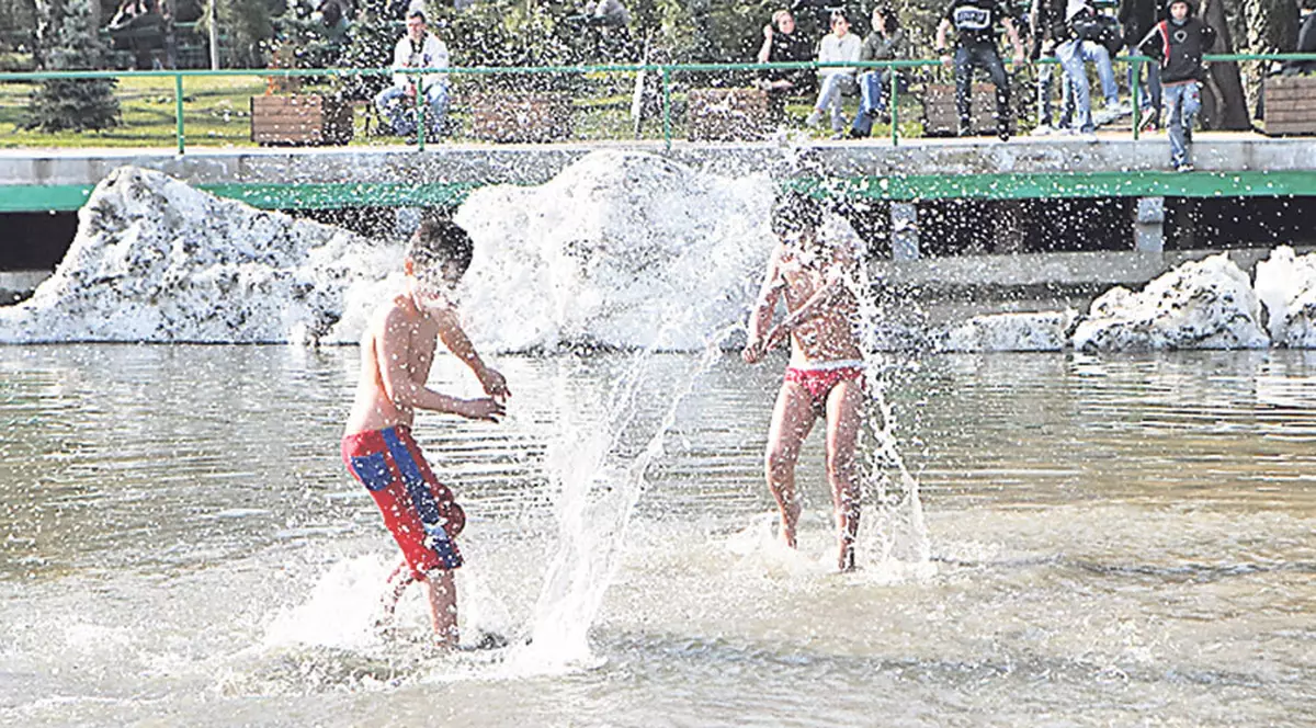 S-au bălăcit în Cişmigiu