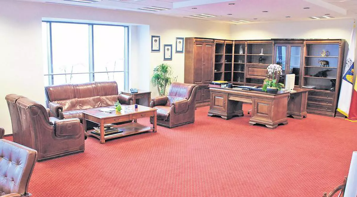 Oprescule, ce birou ţi-ai tras!