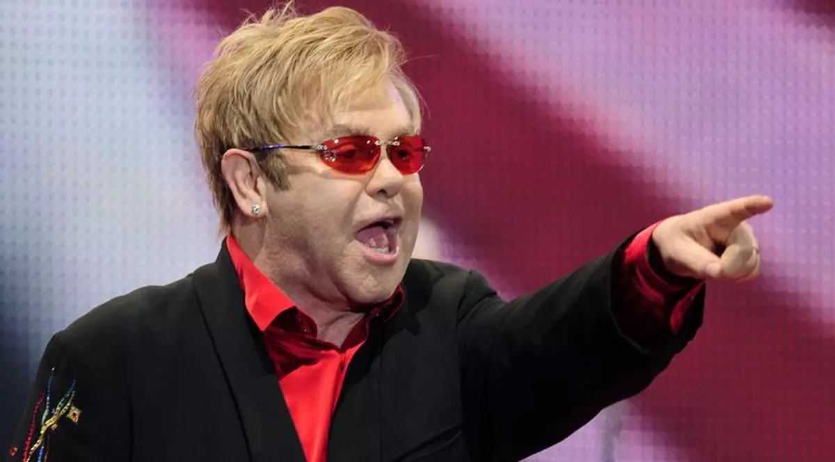 Scena lui Elton John a rănit trei oameni