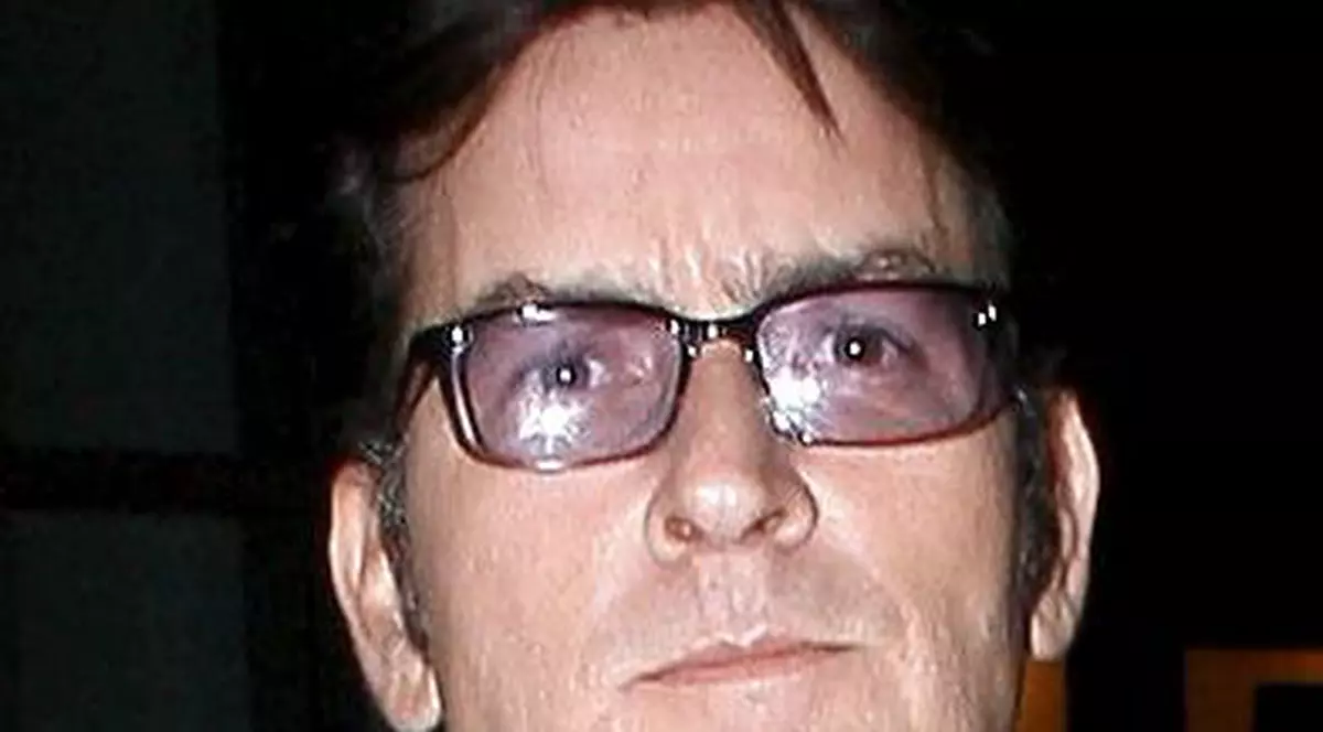 Charlie Sheen părăseşte serialul "Doi bărbaţi şi jumătate" din cauza salariului