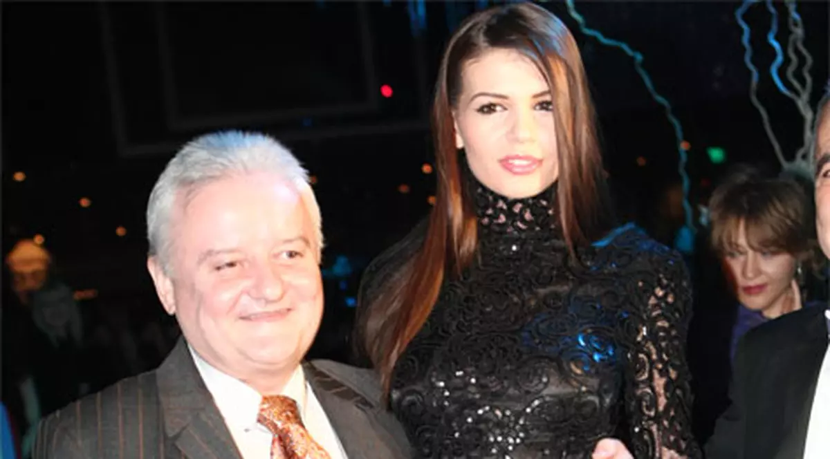 Monica îi face cadou lui Iri un show erotic