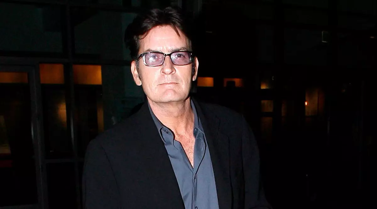 Charlie Sheen a recidivat: prins cu două dame de companie şi cu cocaină