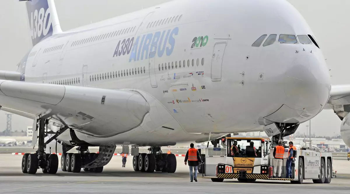 Mai multe ţări europene anunţă prelungirea restricţiilor de transport aerian