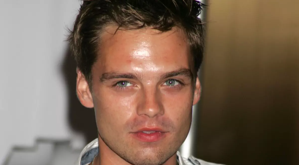 Din lipsă de iubită, actorul român Sebastian Stan iese în oraş cu mama