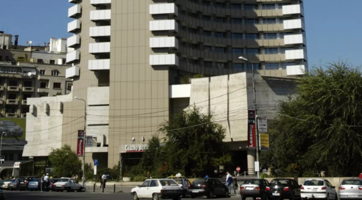 Sinucigaşul de la Intercontinental a vorbit la telefon cu soţia înainte să se arunce în gol!