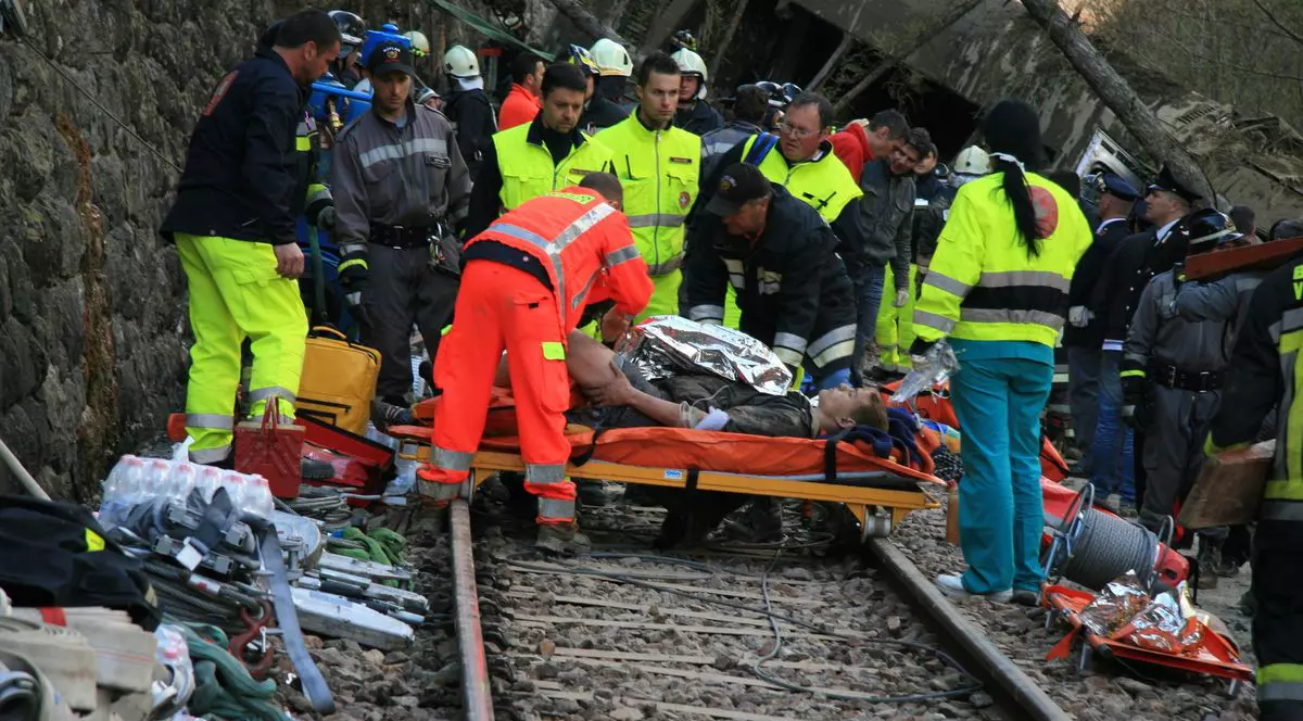 Zeci de răniţi după ciocnirea a două trenuri în apropiere de Roma