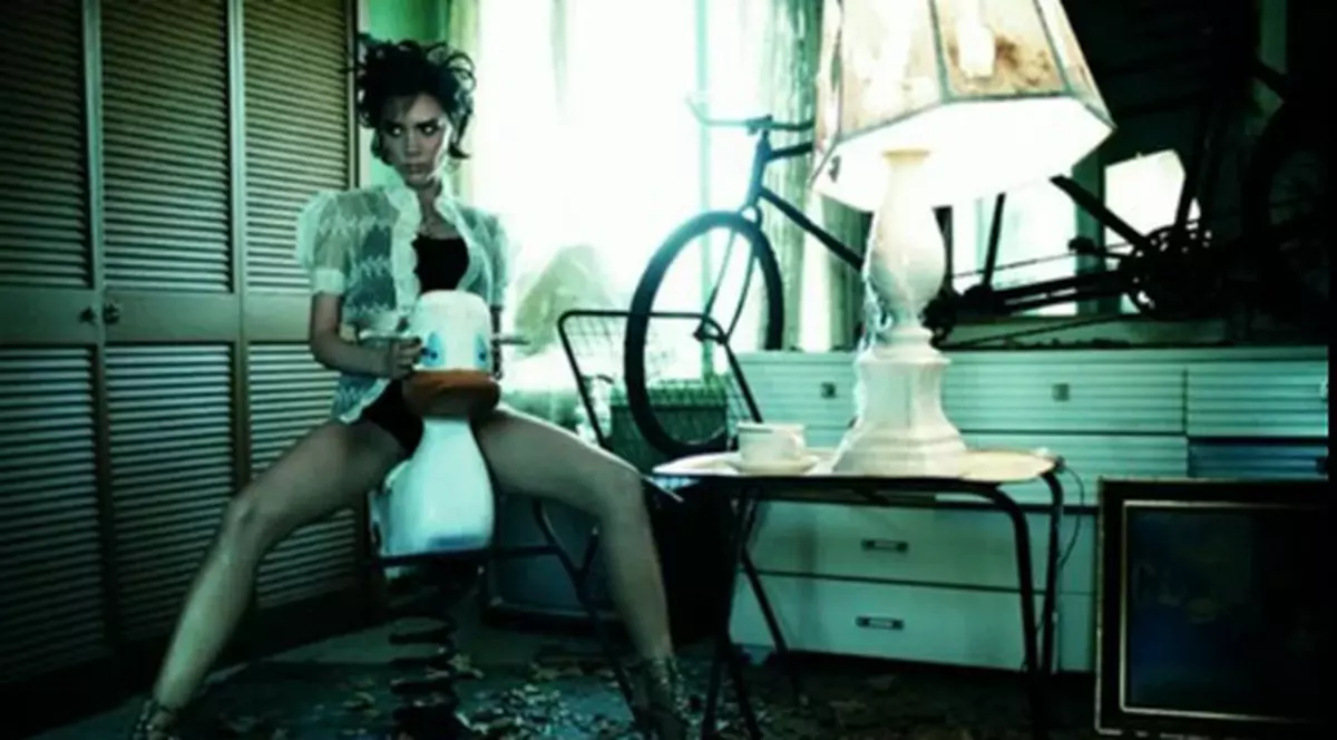 Video / Victoria Beckham călare pe o raţă, în revista Vogue