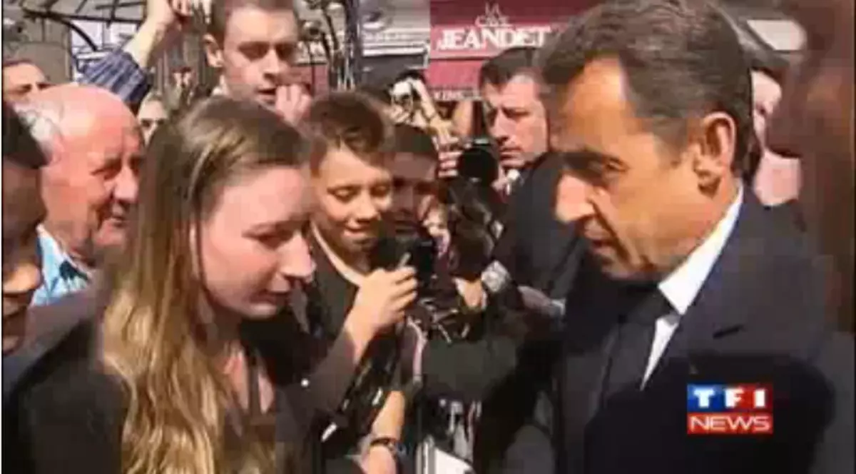 Video / Sarkozy, "luat peste picior" de un adolescent
