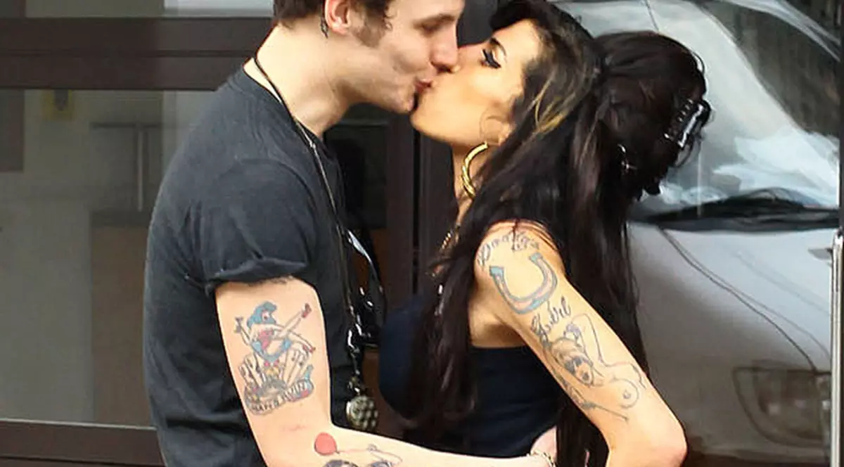 Amy Winehouse şi Blake Fielder mai vor o lună de miere