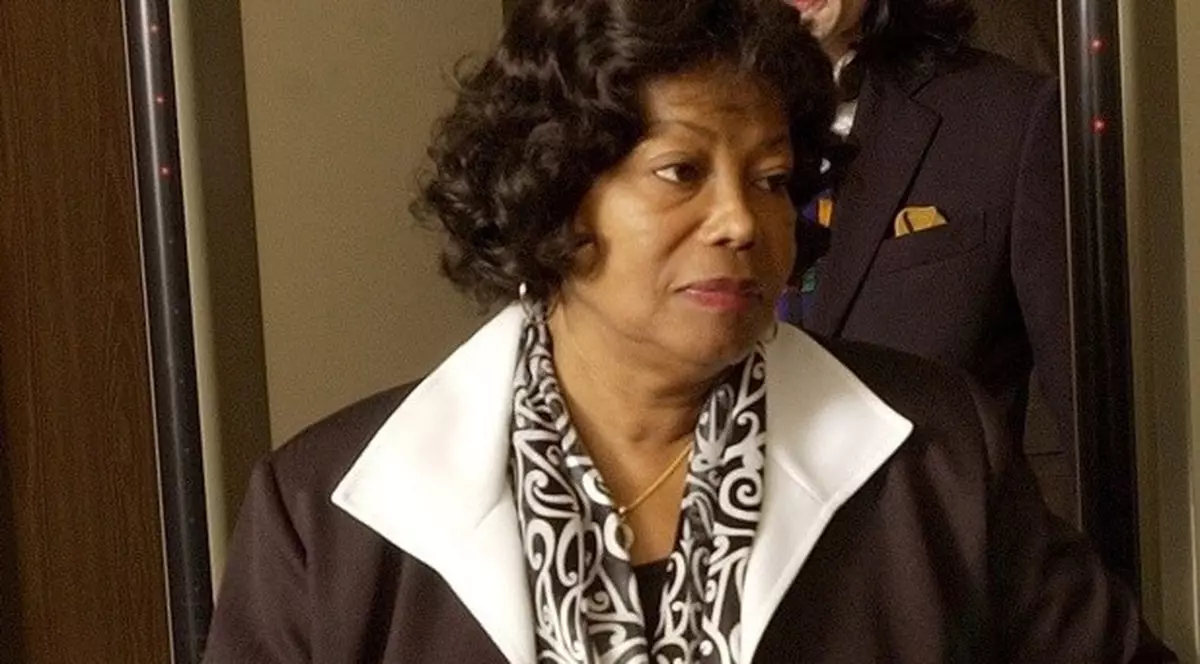 Mama lui Michael îşi dă nepoţii afară