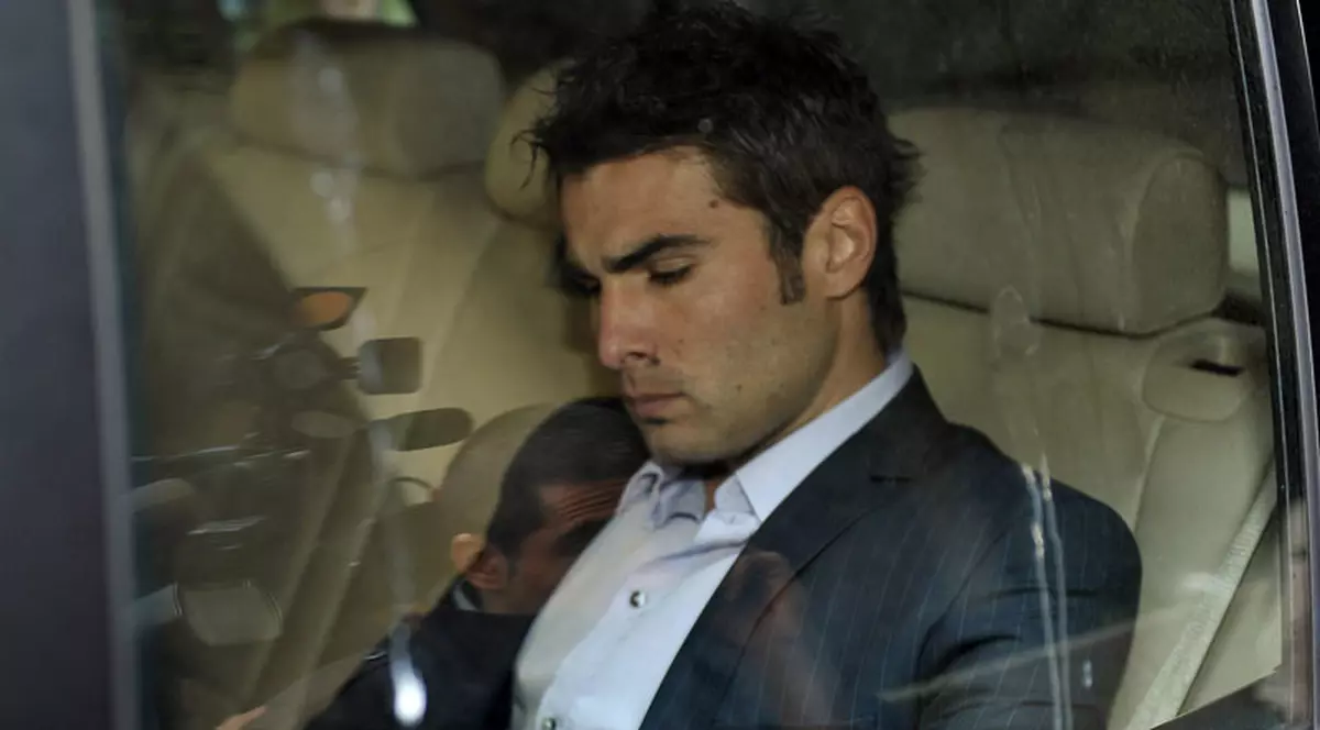 Salariul lui Mutu, redus la jumătate