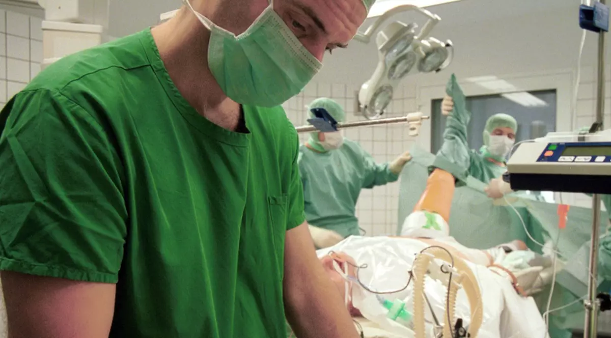 Un chirurg estetician fals a fost condamnat la închisoare