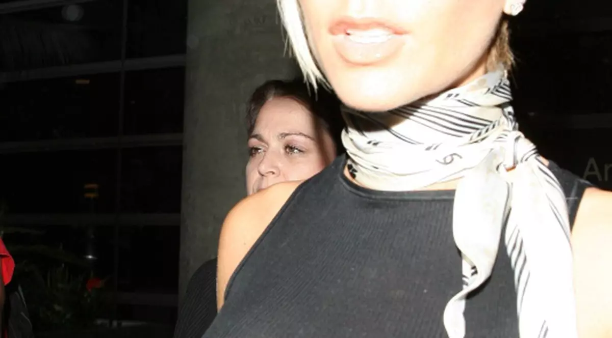 Victoria Beckham poartă bluze transparente fără sutien 