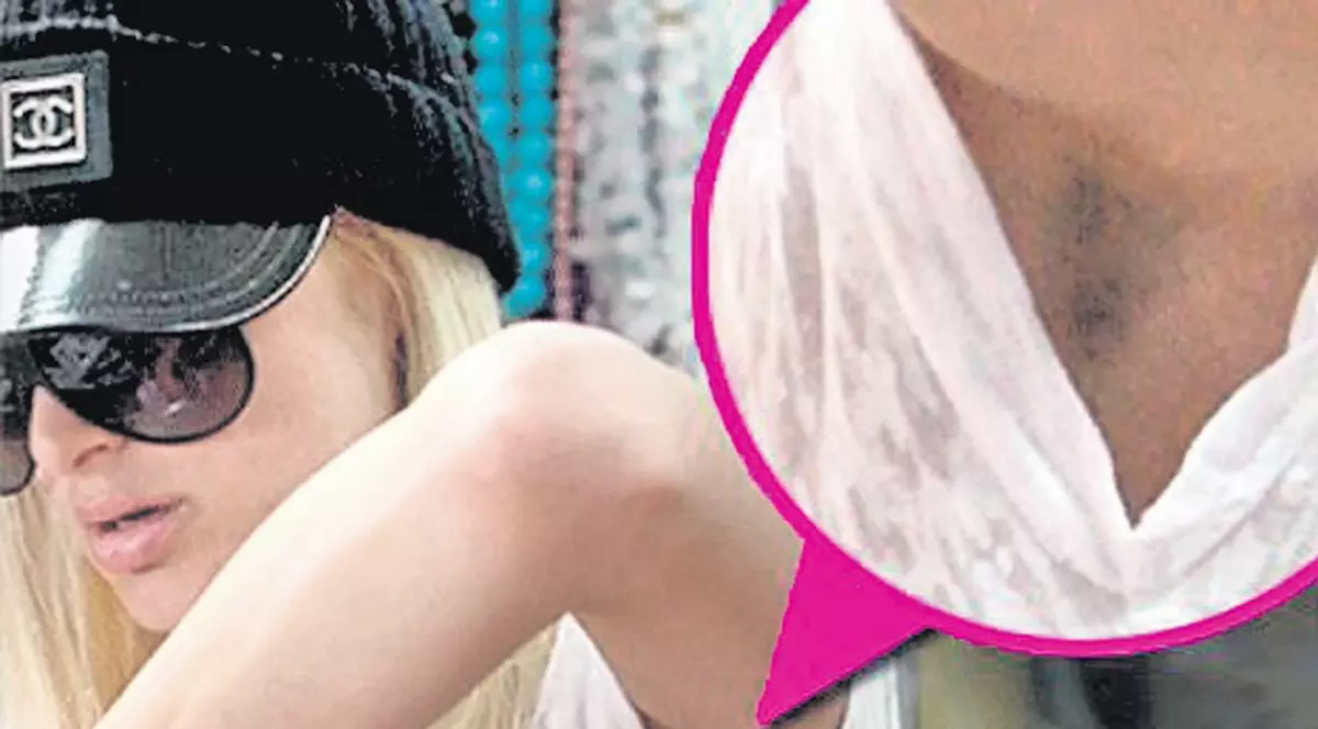 Paris Hilton umblă neepilată