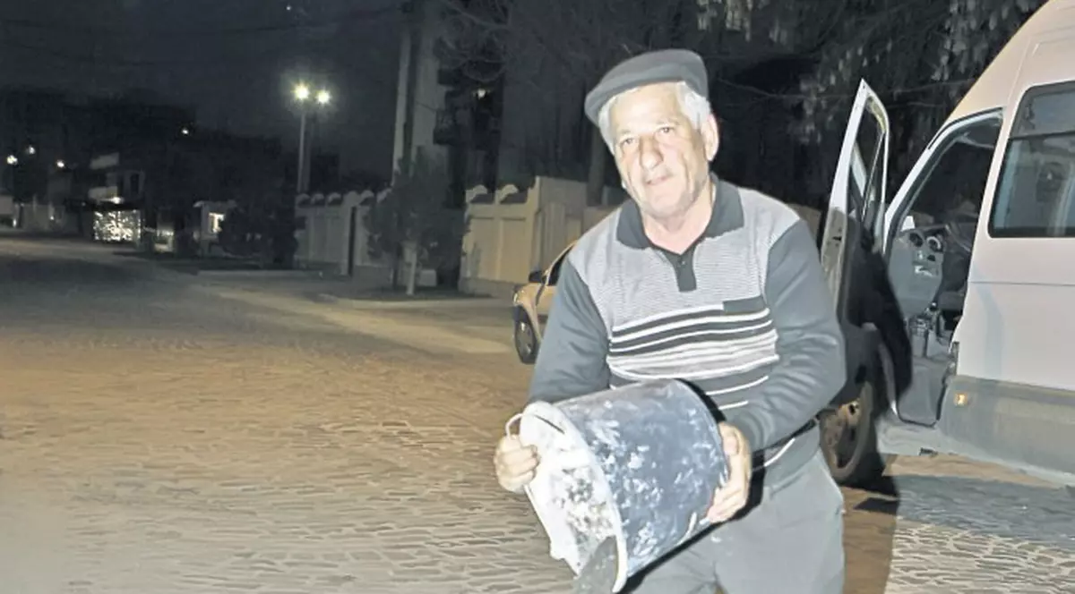 A asfaltat singur groapa