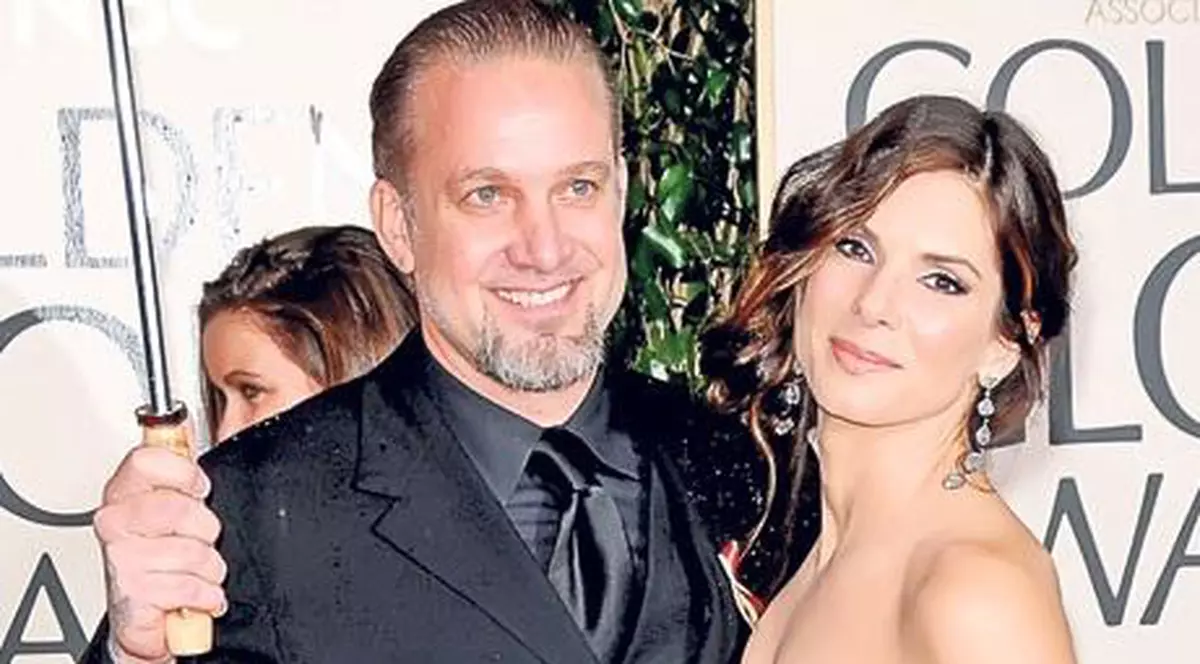 Soţul Sandrei Bullock sare în apărarea ei