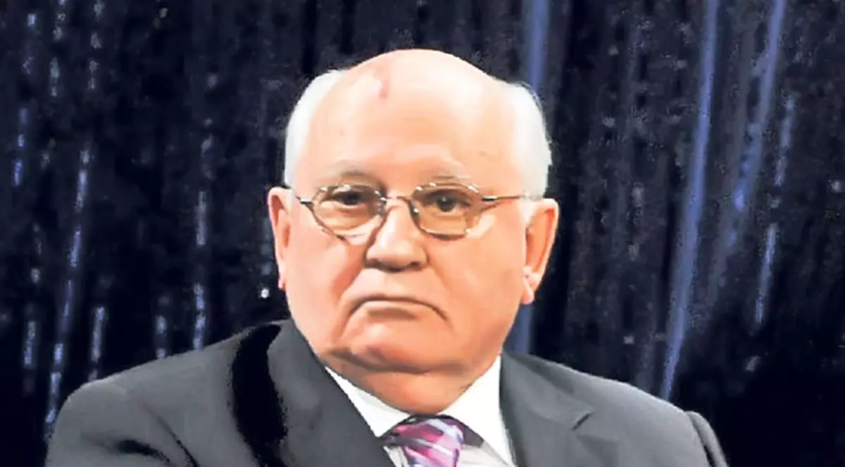 Bătaie pentru un loc la masa lui Gorbaciov