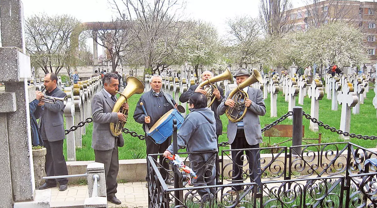 Pomană cu grătare şi lăutari în cimitir!