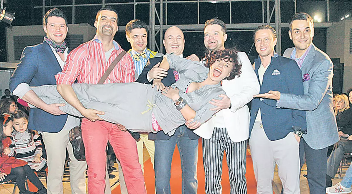 Adina Buzatu, luată pe sus de bărbaţi