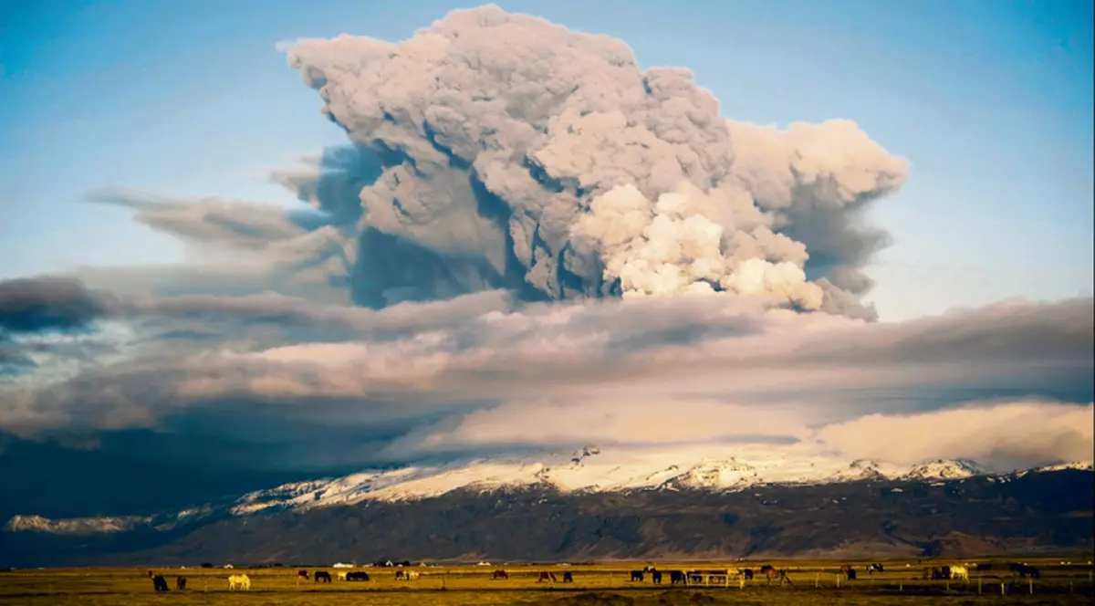 Megahaos! Vulcanul din Islanda continuă să erupă