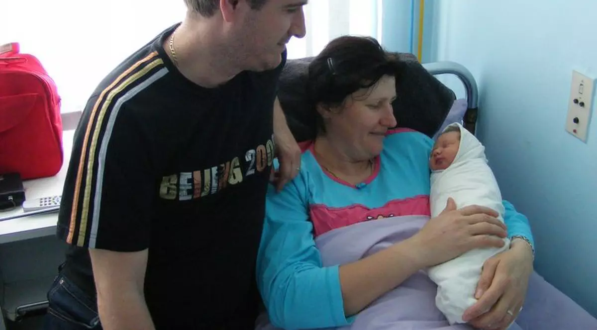 Luminiţa Huţupan şi fiica ei, vizitate de soţ în fiecare zi