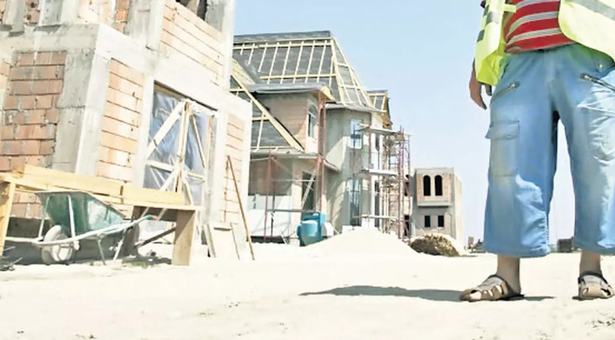 La ce distanţă faţă de proprietatea vecină se poate ridica o construcţie?