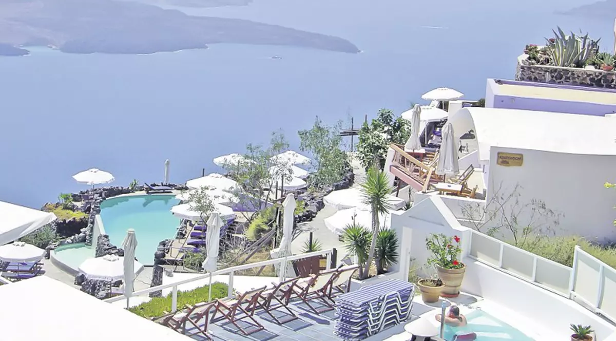 Cu doar 199 € stai o săptămână în Santorini