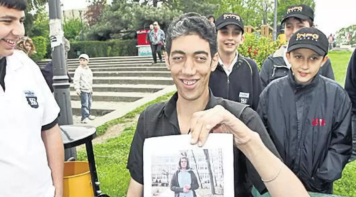 Cel mai înalt om din lume a pus ochii pe românca Simona