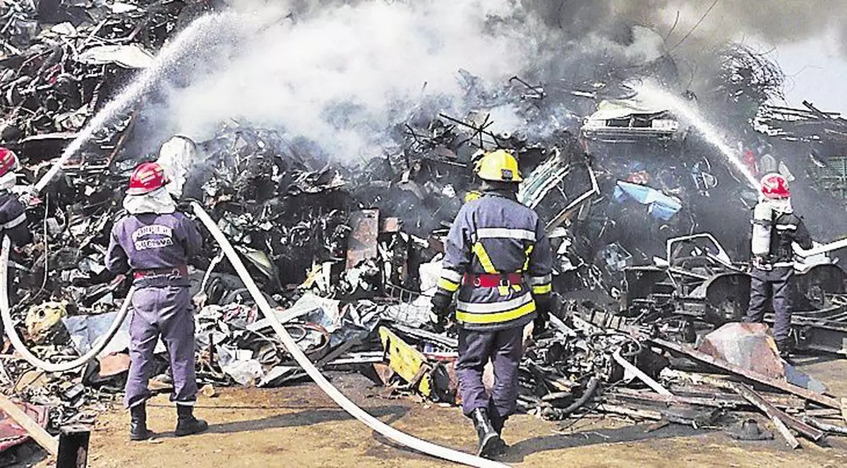 Tone de fier vechi au luat foc la Suceava