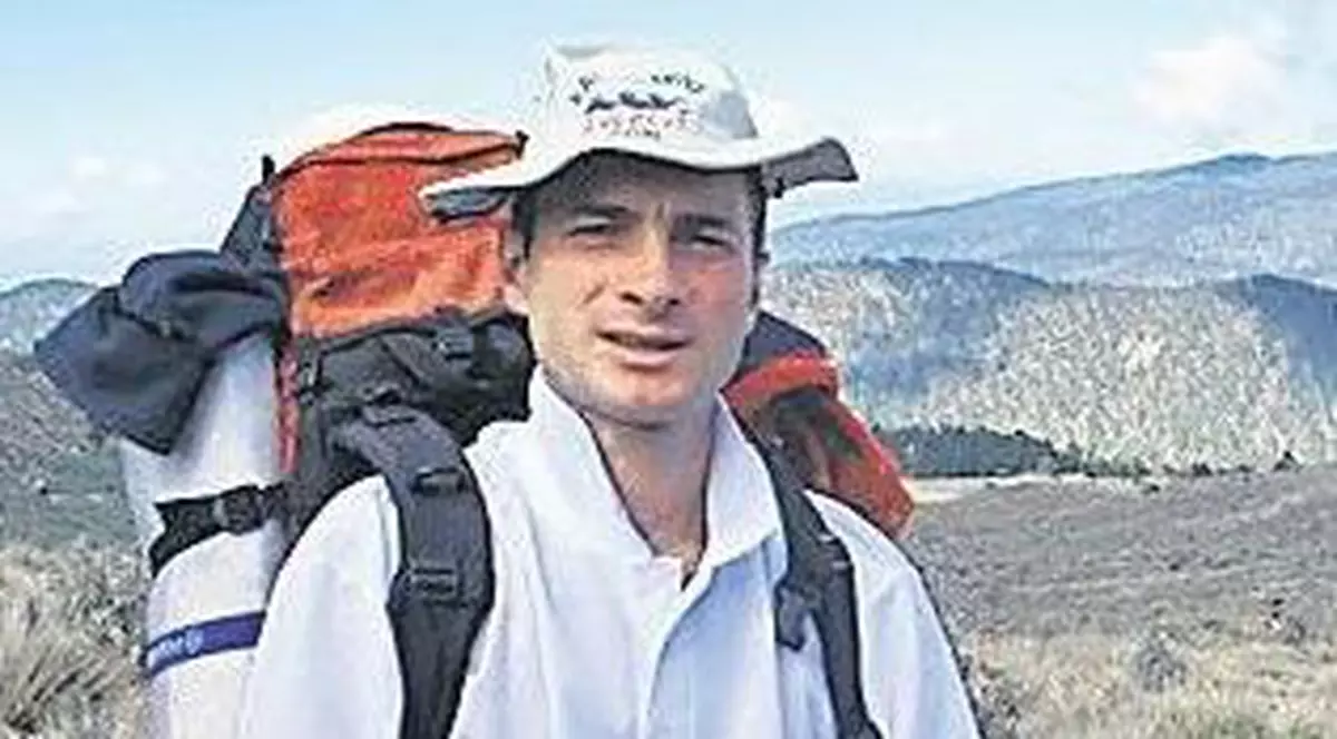 Parapanta i-a fracturat coloana