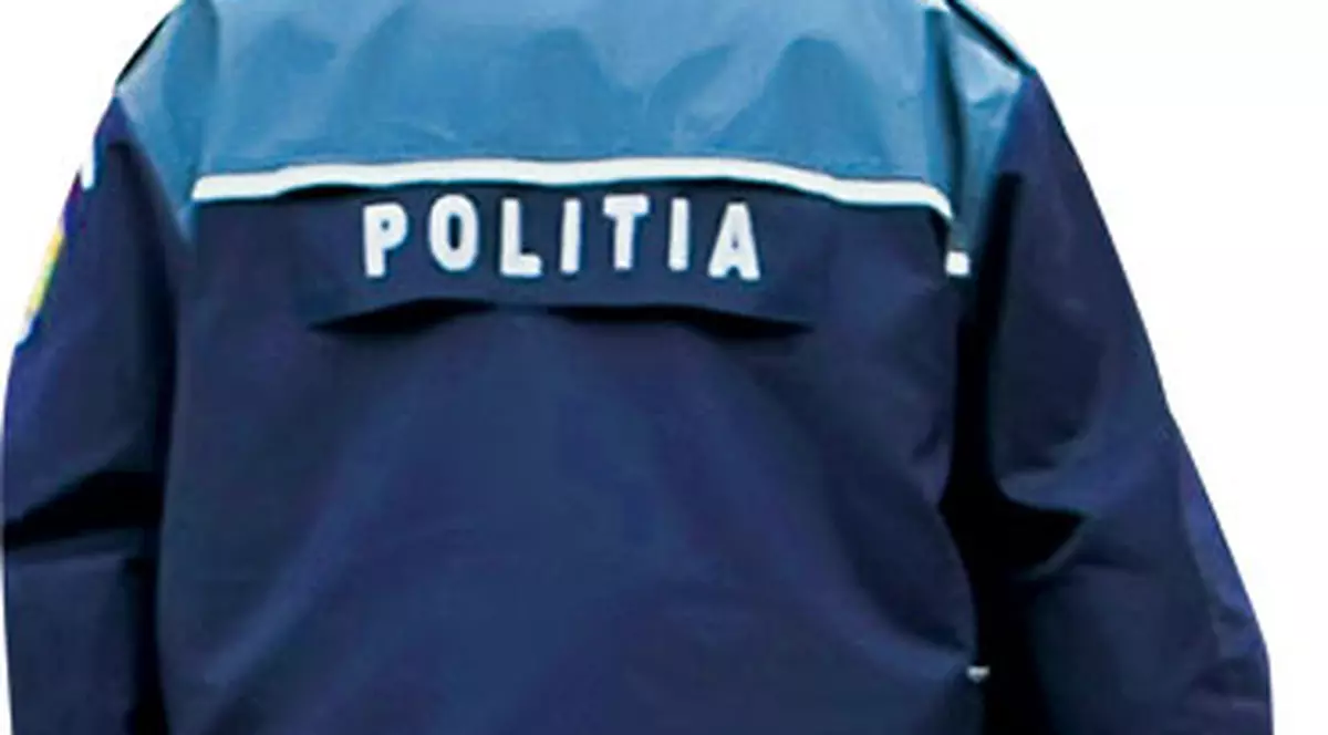 Poliţist arestat pentru trafic de doguri