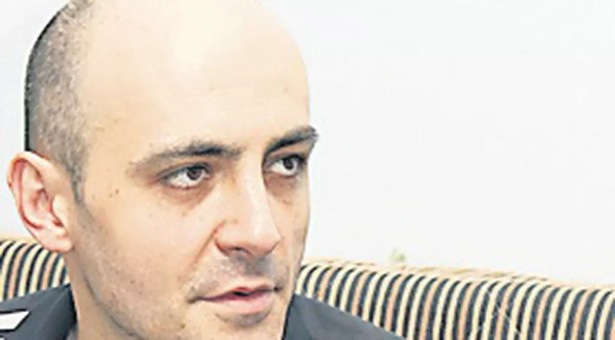 Bloca bătrânii în lift şi le spărgea casele