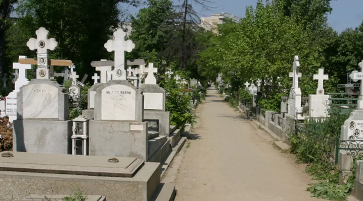 Arestat după ce a distrus mai multe morminte